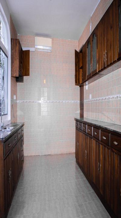 IPH: A 3 Storey Standalone building Rent, Oyster Bay.