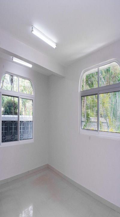 IPH: A 3 Storey Standalone building Rent, Oyster Bay.