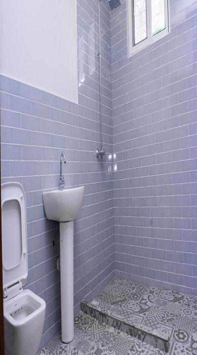 IPH: A 3 Storey Standalone building Rent, Oyster Bay.