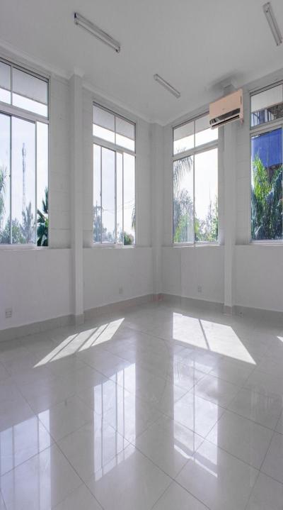 IPH: A 3 Storey Standalone building Rent, Oyster Bay.