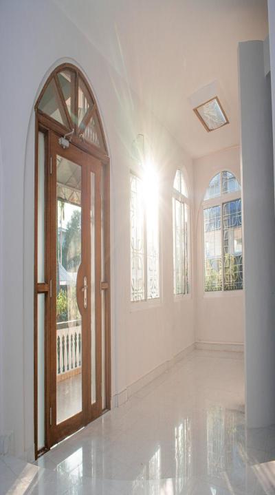 IPH: A 3 Storey Standalone building Rent, Oyster Bay.