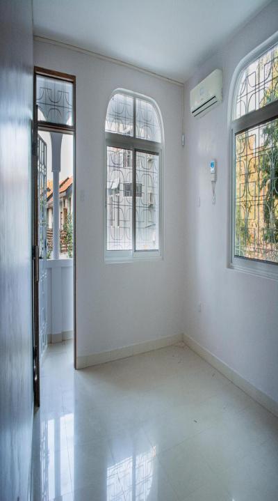 IPH: A 3 Storey Standalone building Rent, Oyster Bay.