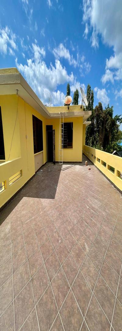 IPH: A standalone building for Rent, Masaki