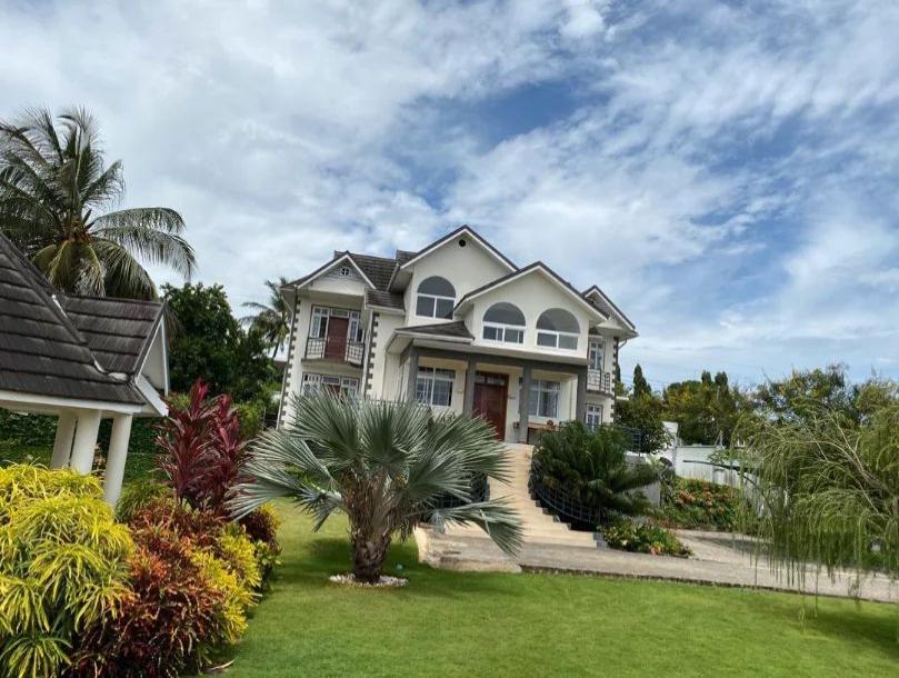 IPH: One-Storey Luxurious House for Sale - Salasala.-3