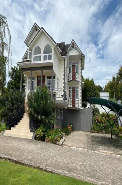 IPH: One-Storey Luxurious House for Sale - Salasala.