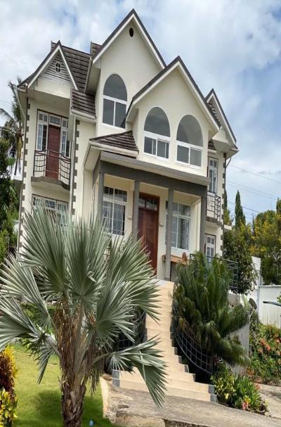 IPH: One-Storey Luxurious House for Sale - Salasala.