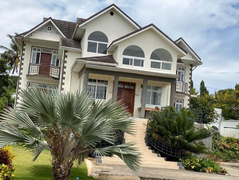 IPH: One-Storey Luxurious House for Sale - Salasala.-12