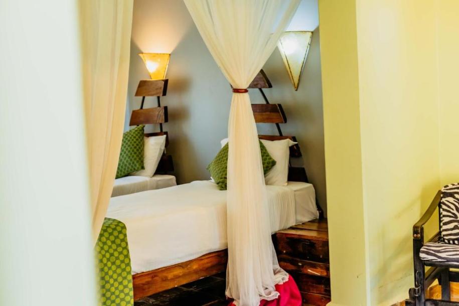 WeruWeru River Lodge, WeruWeru.-13