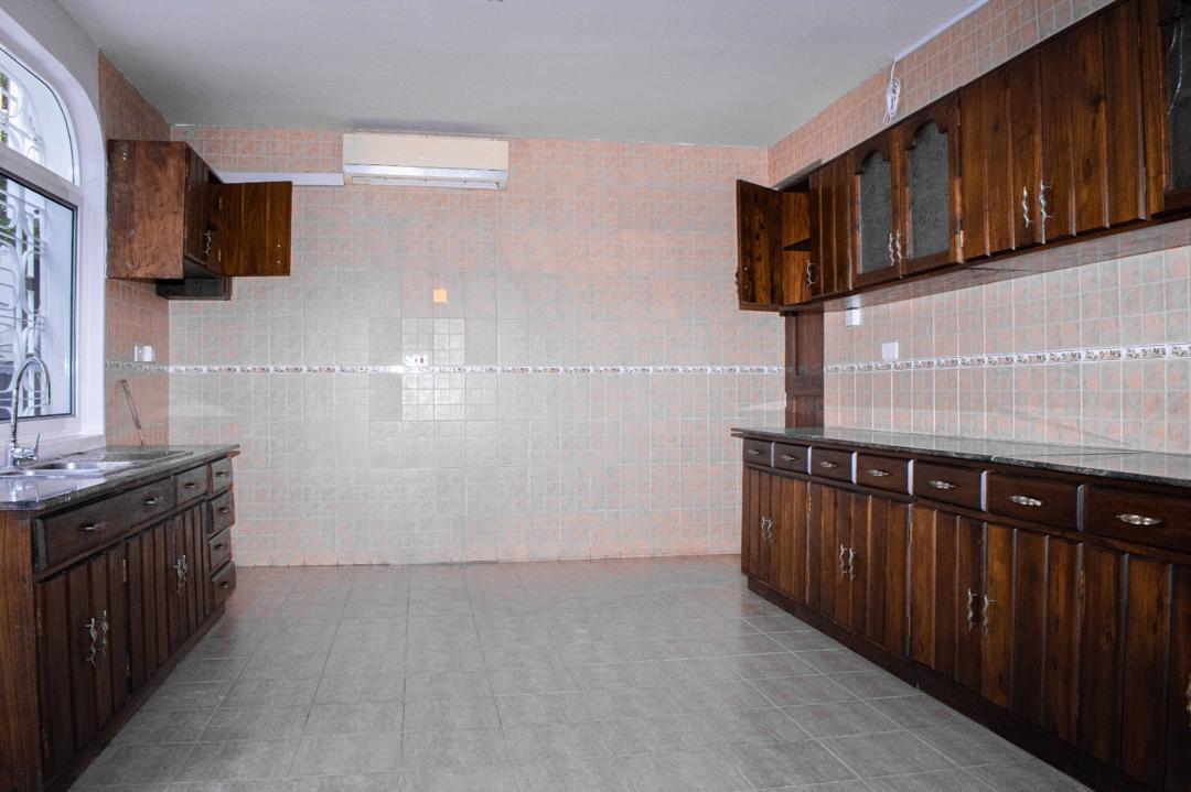IPH: A 3 Storey Standalone building Rent, Oyster Bay.