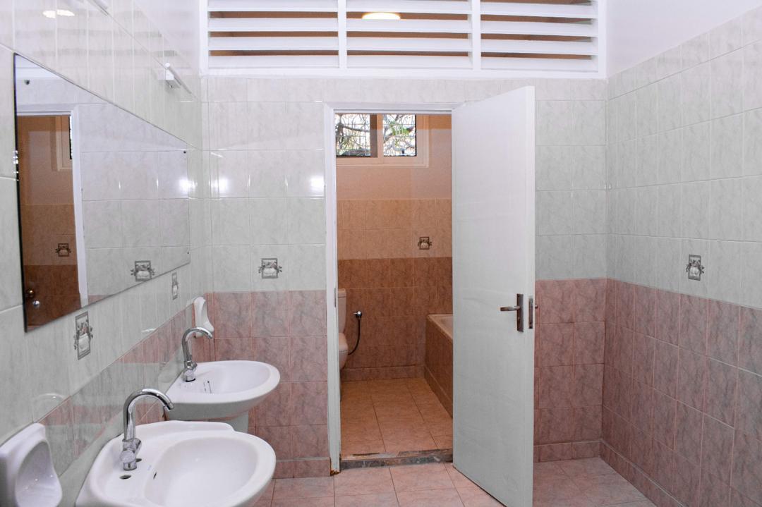 IPH: A 3 Storey Standalone building Rent, Oyster Bay.