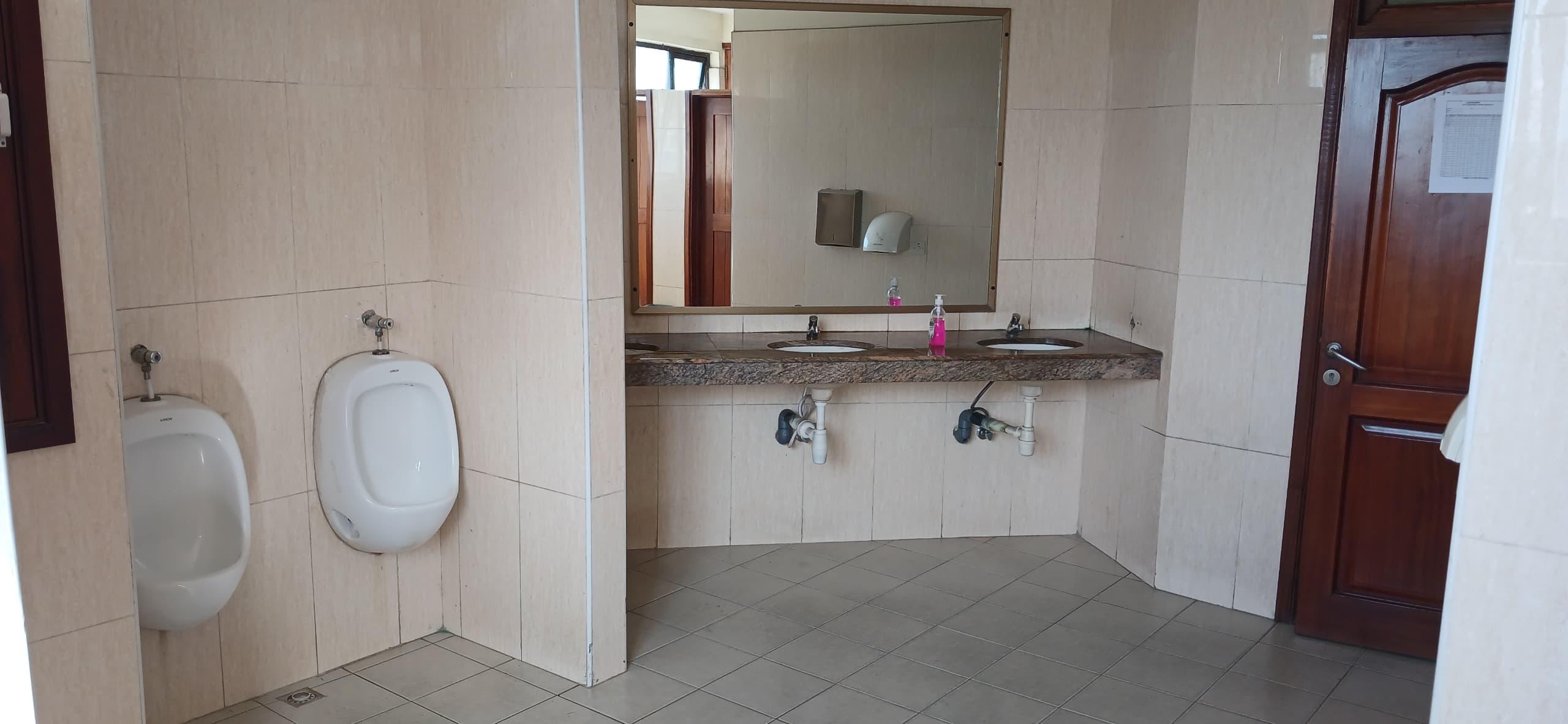 IPH: A 3 Storey Standalone building Rent, Oyster Bay.