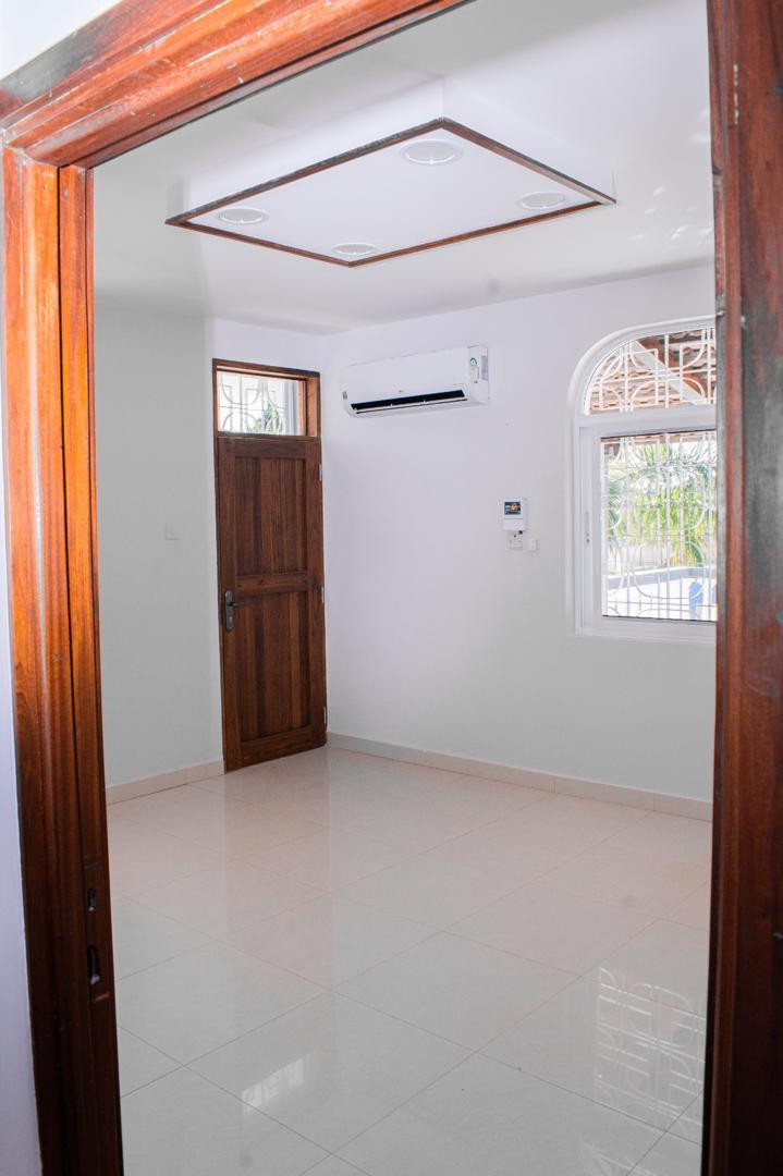 IPH: A 3 Storey Standalone building Rent, Oyster Bay.