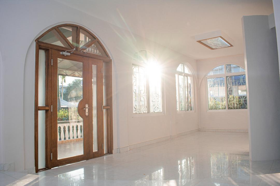 IPH: A 3 Storey Standalone building Rent, Oyster Bay.