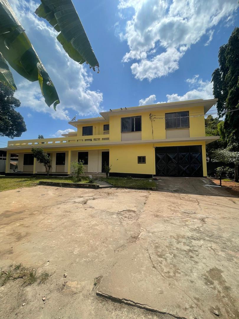 IPH: A standalone building for Rent, Masaki