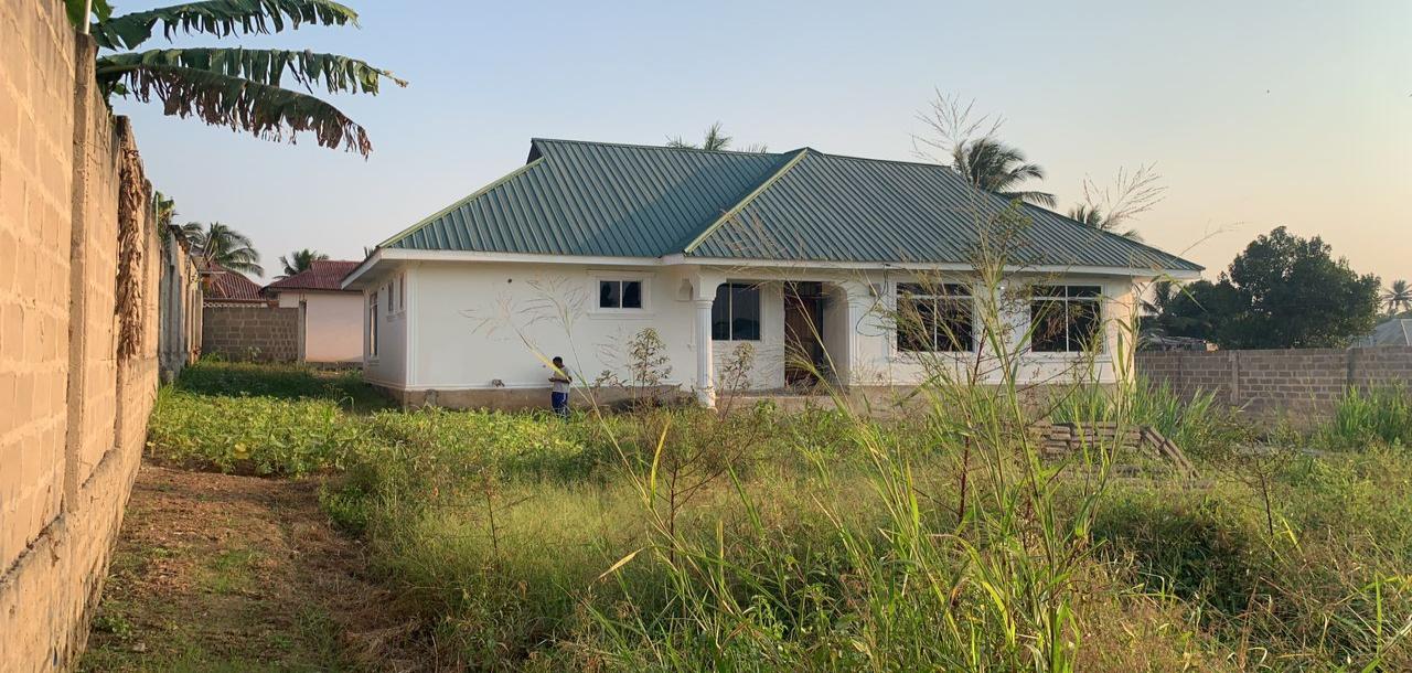 Intercity Property Hub: The Best Deal!!!! A Fenced House for Sale-8